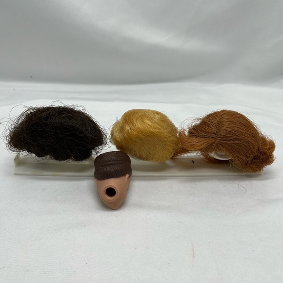 VINTAGE 1958 BARBIE MOLDED HAIR HEAD W/ BLOND, RED HEAD, BRUNETTE WIGS, ORIGINAL - Picture 4 of 6